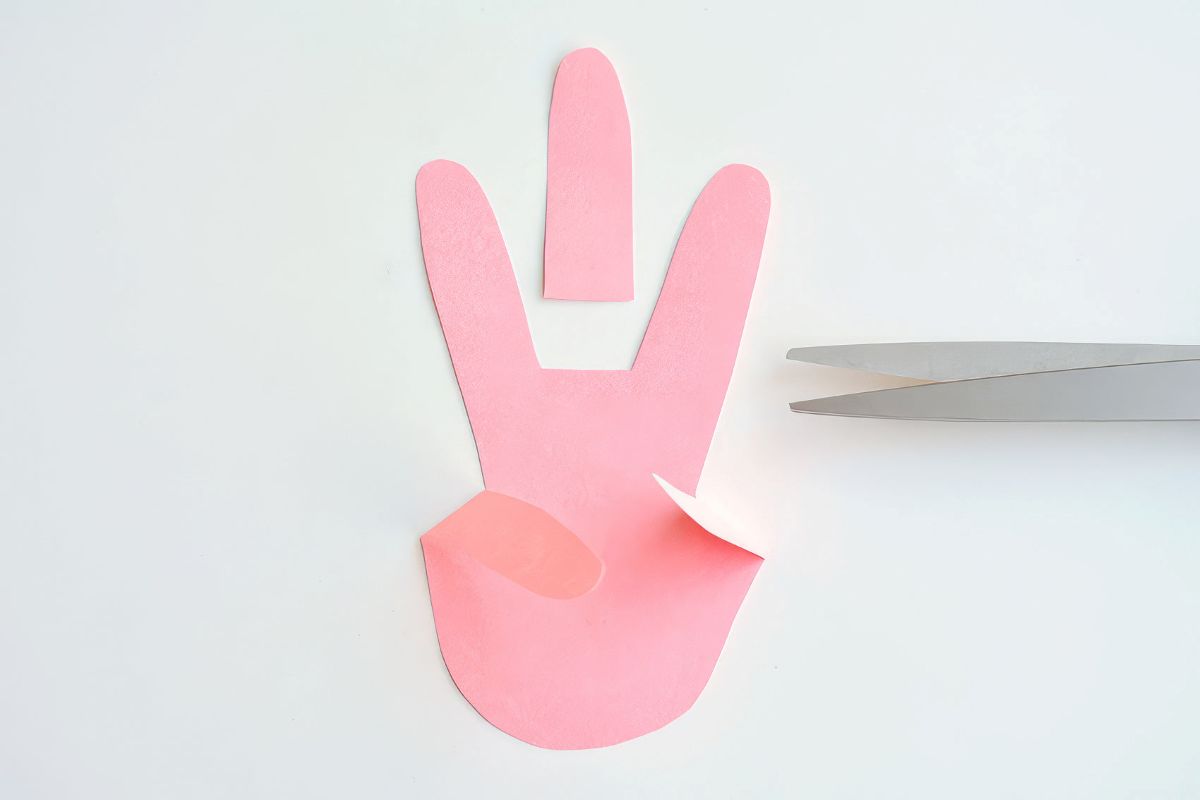 Making-bunnies-with-paper-handprints-10