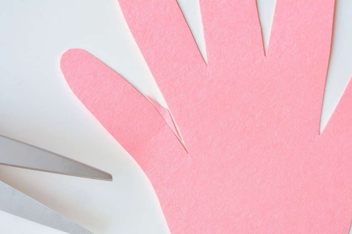 Making-bunnies-with-paper-handprints-7