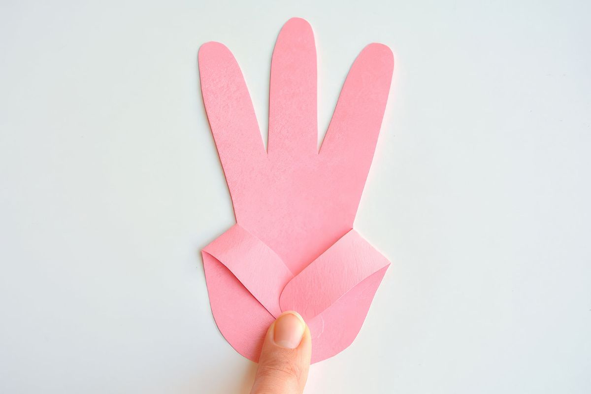 Making-bunnies-with-paper-handprints-9