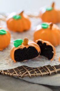 Easy 15-minute oreo pumpkin cake for Hallothankmas