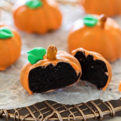 Easy 15-minute oreo pumpkin cake for Hallothankmas