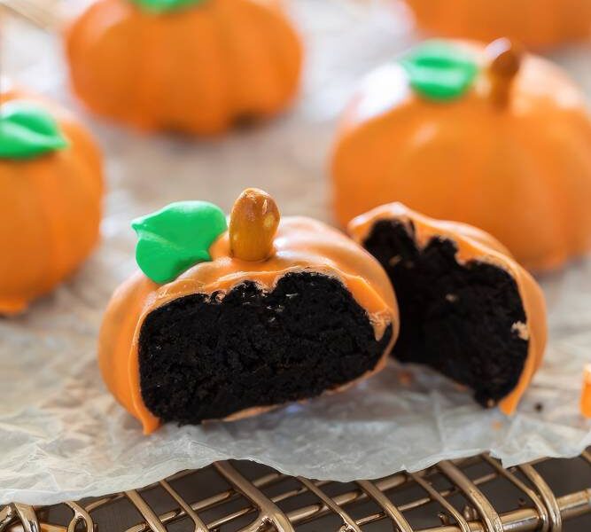 Easy 15-minute oreo pumpkin cake for Hallothankmas