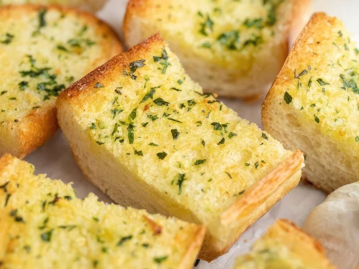 easy-and-delicious-garlic-bread-recipe-2