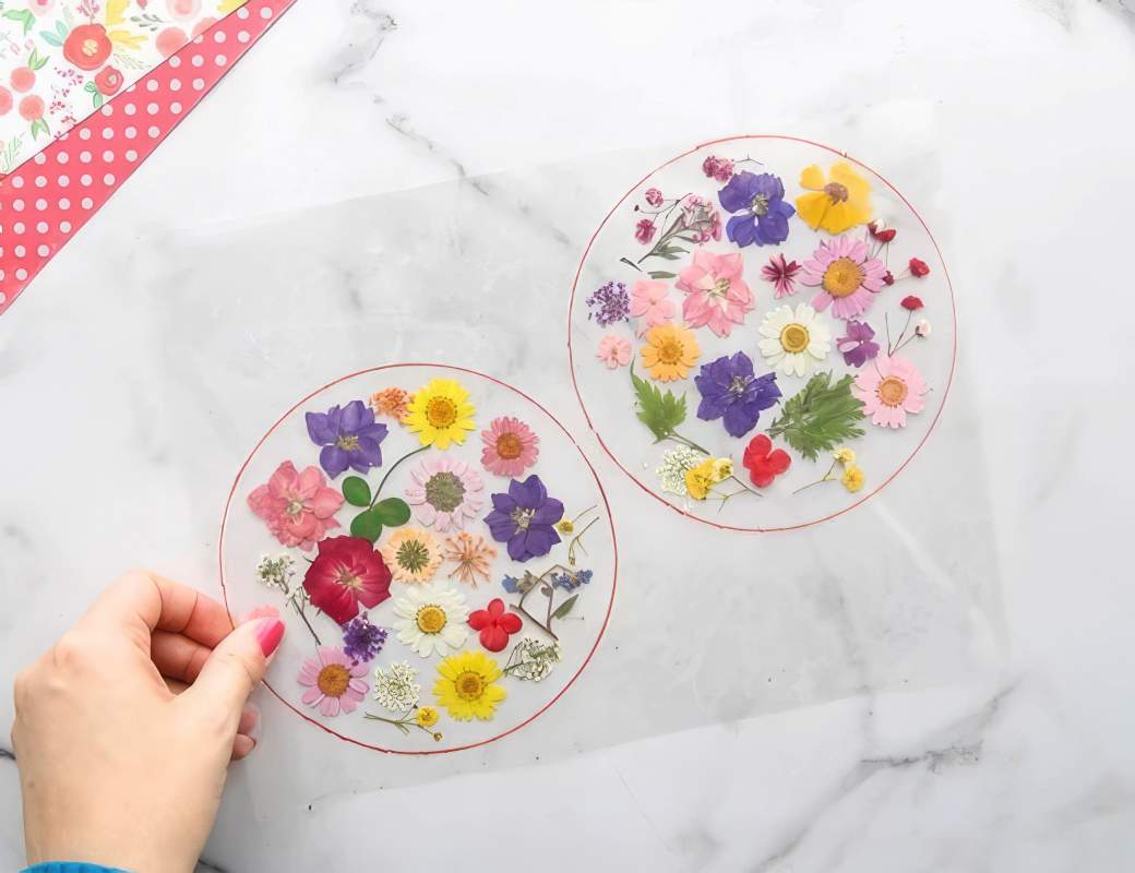 easy-to-make-diy-pressed-flower-suncatchers-7