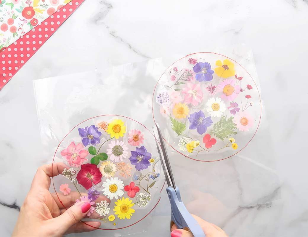 easy-to-make-diy-pressed-flower-suncatchers-8