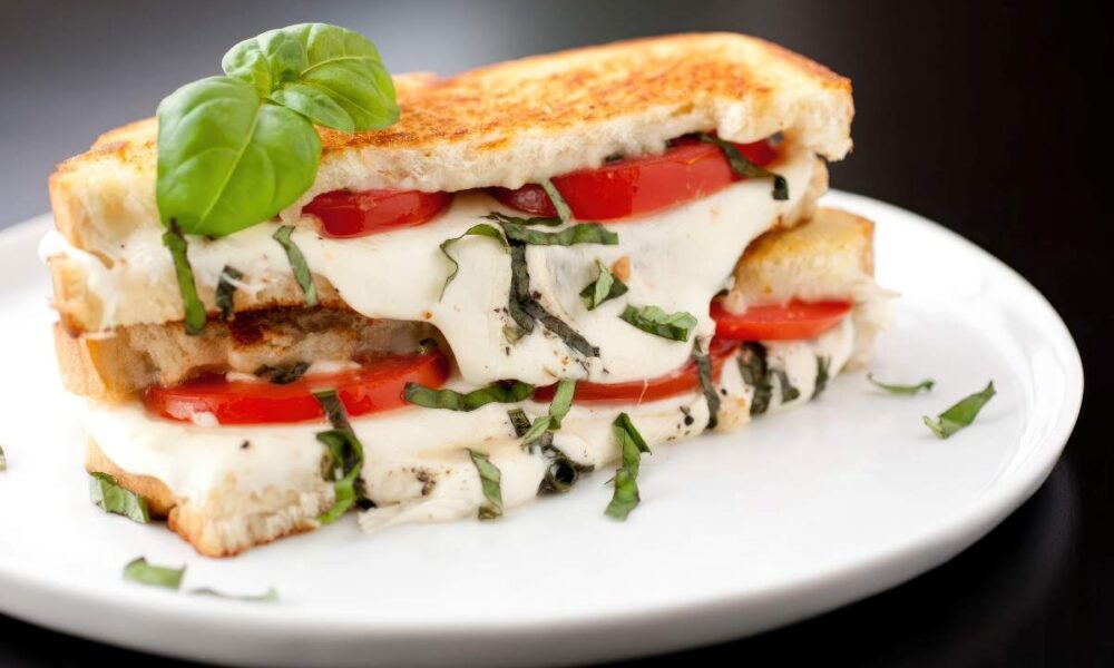 Simple recipe to cook a mozzarella grilled cheese sandwich