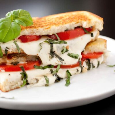 Simple recipe to cook a mozzarella grilled cheese sandwich