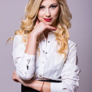 Business Professional Hairstyles for Women That Feel Polished, Soft & Powerful