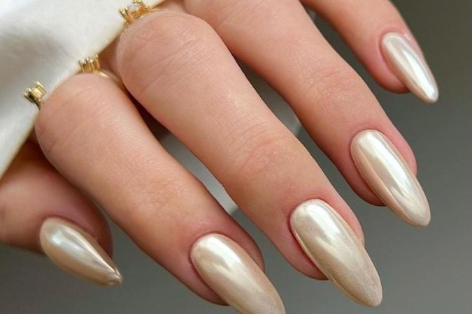 Soft chrome beige nails