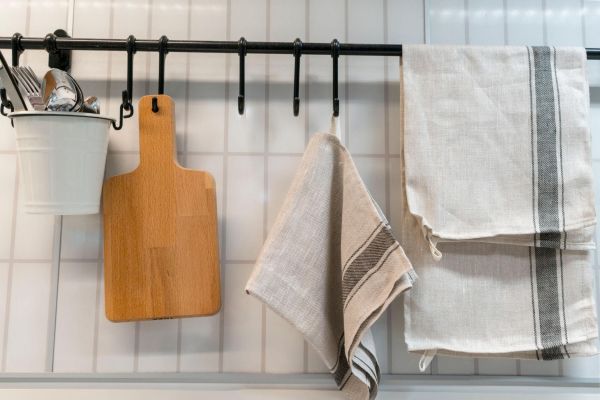 A vertical rail that brings flow to the kitchen wall