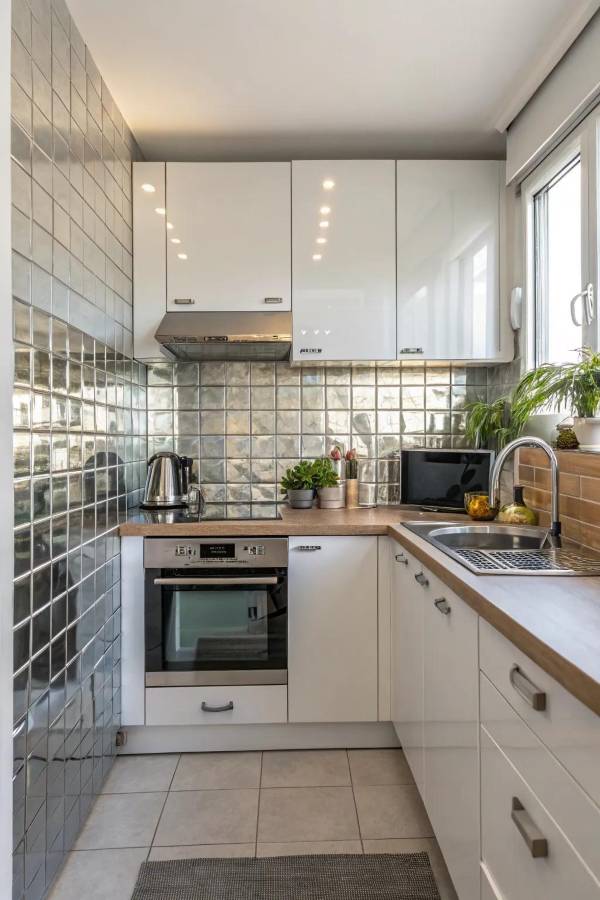 Soft reflections bringing brightness into the kitchen space