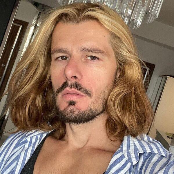 Natural middle-part flow men straight hair medium length soft layers face framing natural movement