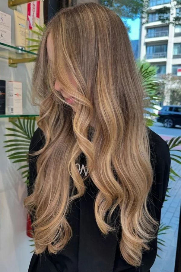 Soft golden waves with airy flowing texture